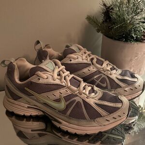 Nike Women's Dart VI Grey and Beige Sneakers- size 6.5